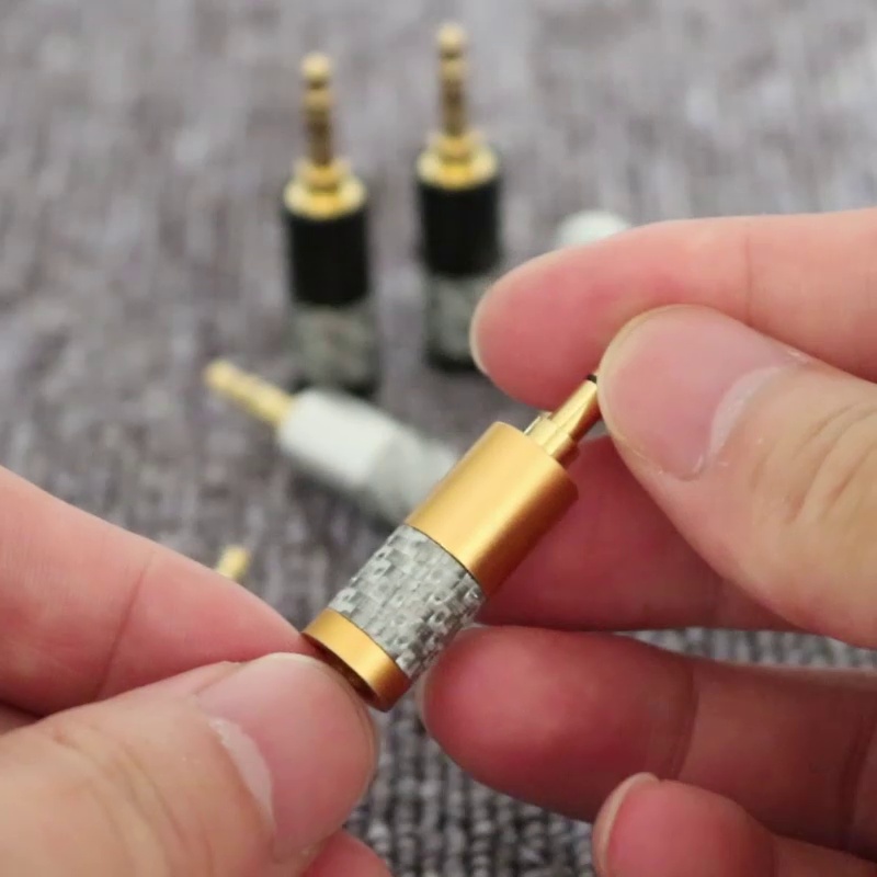 这个插头居然可以以让你的耳机“开光”？碳纤镀金弯头也太顶了。