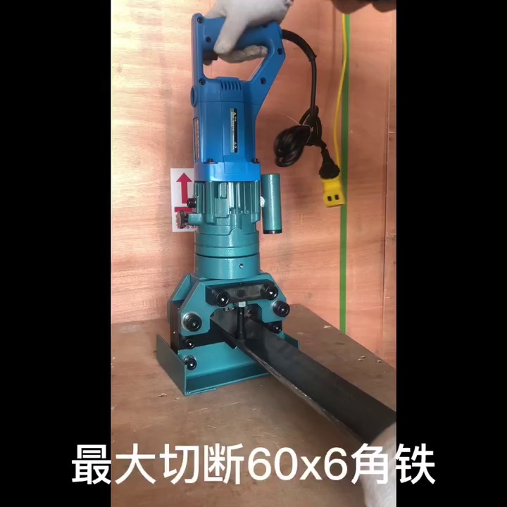 Máy gia công thép góc bốn trong một máy đột dập thủy lực điện máy cắt sắt góc máy cắt di động máy hồ quang vát cạnh máy đột lỗ thủy lực cầm tay máy đột dập mini 