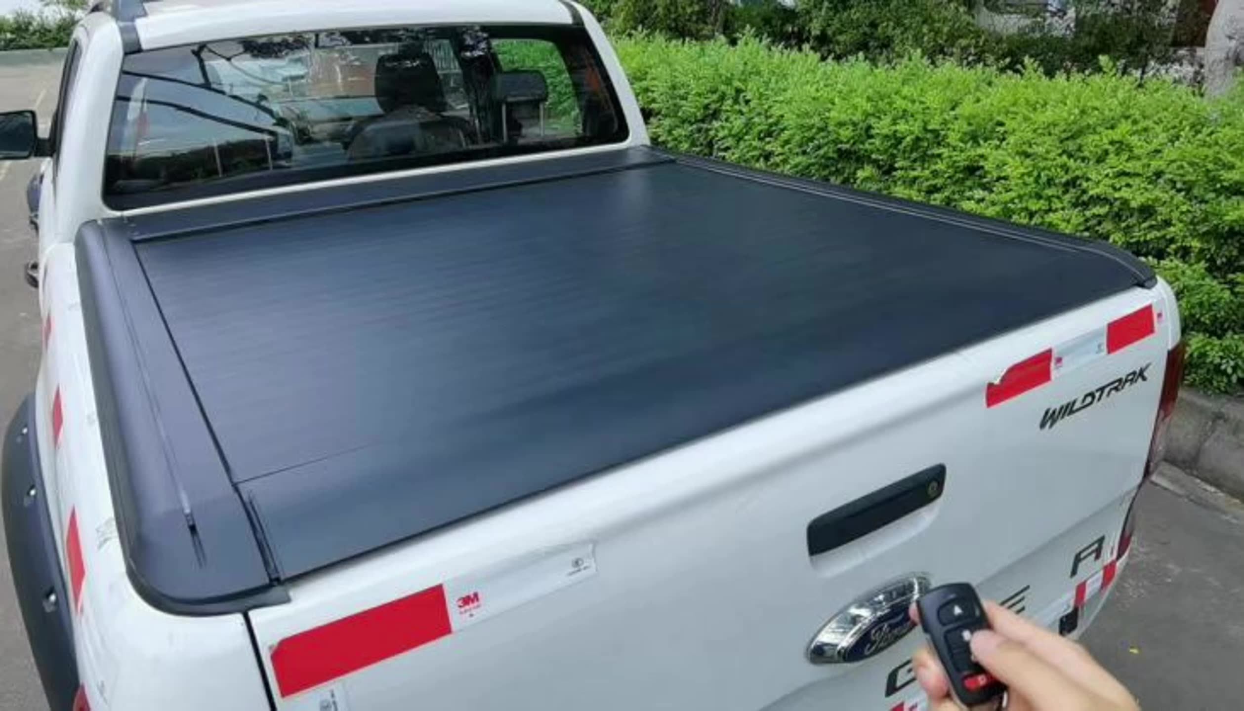 Retractable 4x4 Pickup Truck Bed Accessories Hard Electric Tonneau Cover For Toyota Hilux