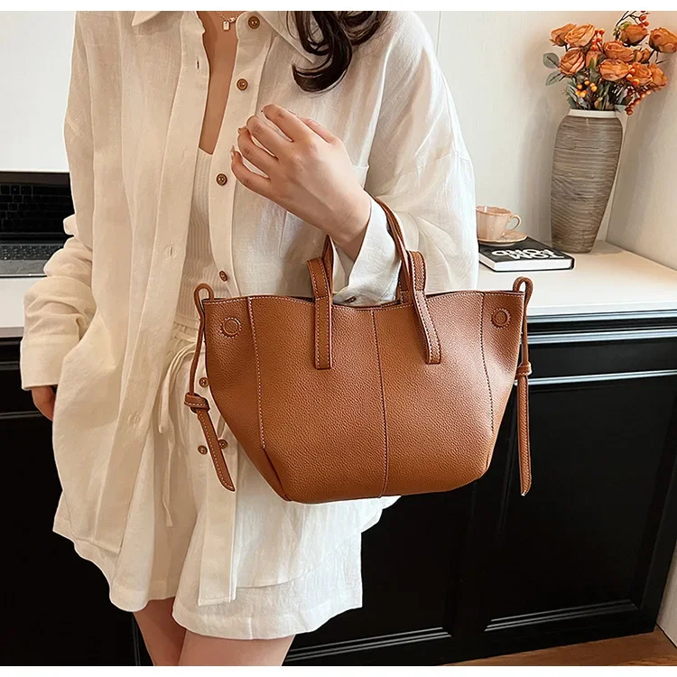 French niche design tote bag, wrinkled underarm bag, trendy large capacity shopping bag, fashionable hand-held single shoulder commuting bag