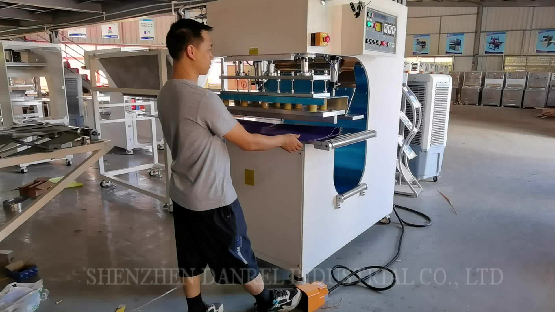 Flexible Manufacturing 8kw Hf Vinyl Signs Welder Overlapping Hemming