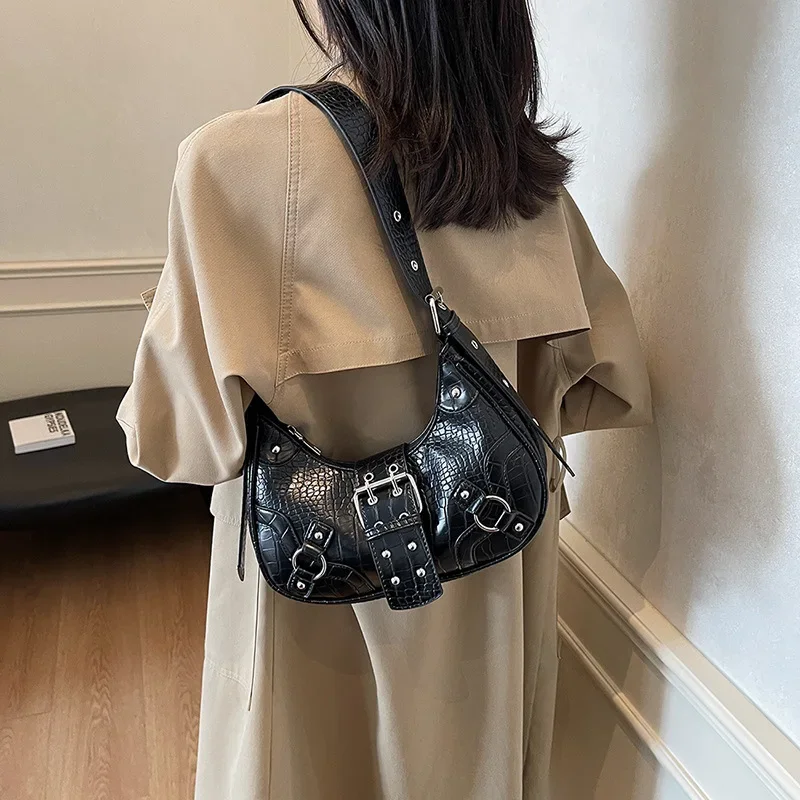 New Moon Fashion Versatile Motorbike Shoulder Bag with Rivets 2024 Personality New Arrival Crepe Underarm Crossbody Bag