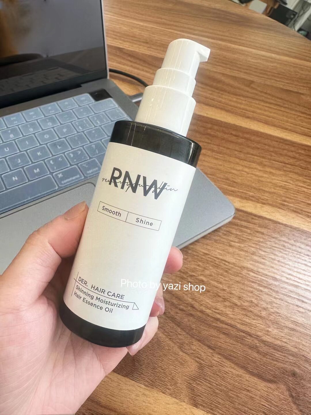 A smooth non - greasy RNW hair - care essential oil repair dry hair - hot hot and irritable