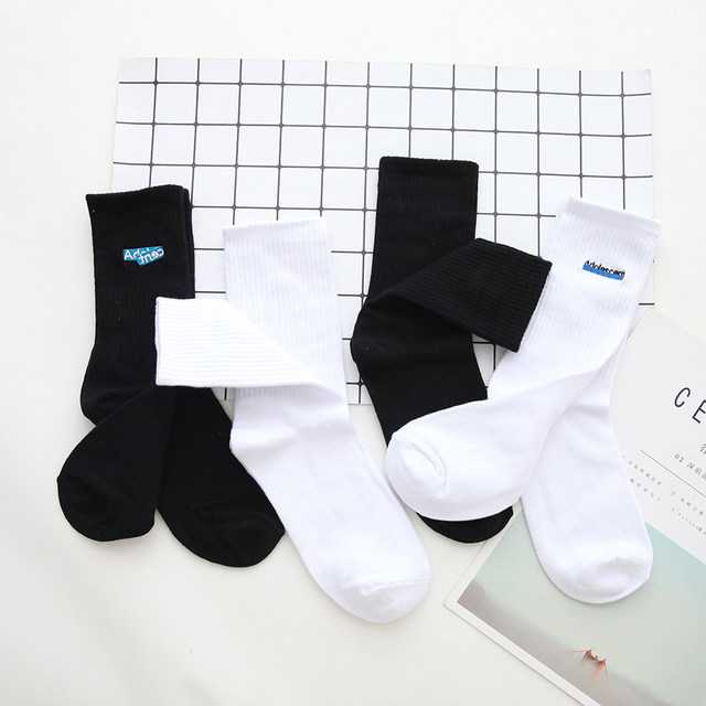 ຖົງຕີນພໍ່ແມ່ເດັກນ້ອຍແບບວິທະຍາໄລຂອງເດັກນ້ອຍ embroidered letters mid-calf socks casual versatile cotton socks women's socks black and white