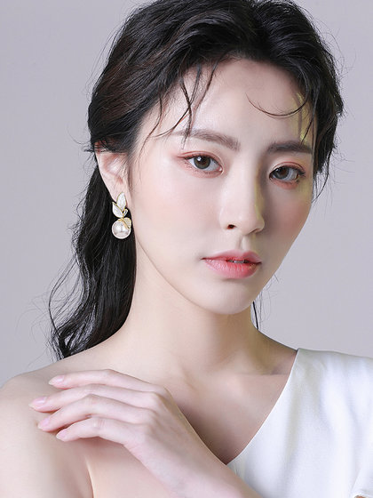 여성 스털링 실버 이어링을위한 큰 진주 귀걸이 독특한 실버 귀걸이 2025 새로운 핫 고급 라이트 럭셔리 귀걸이 기질