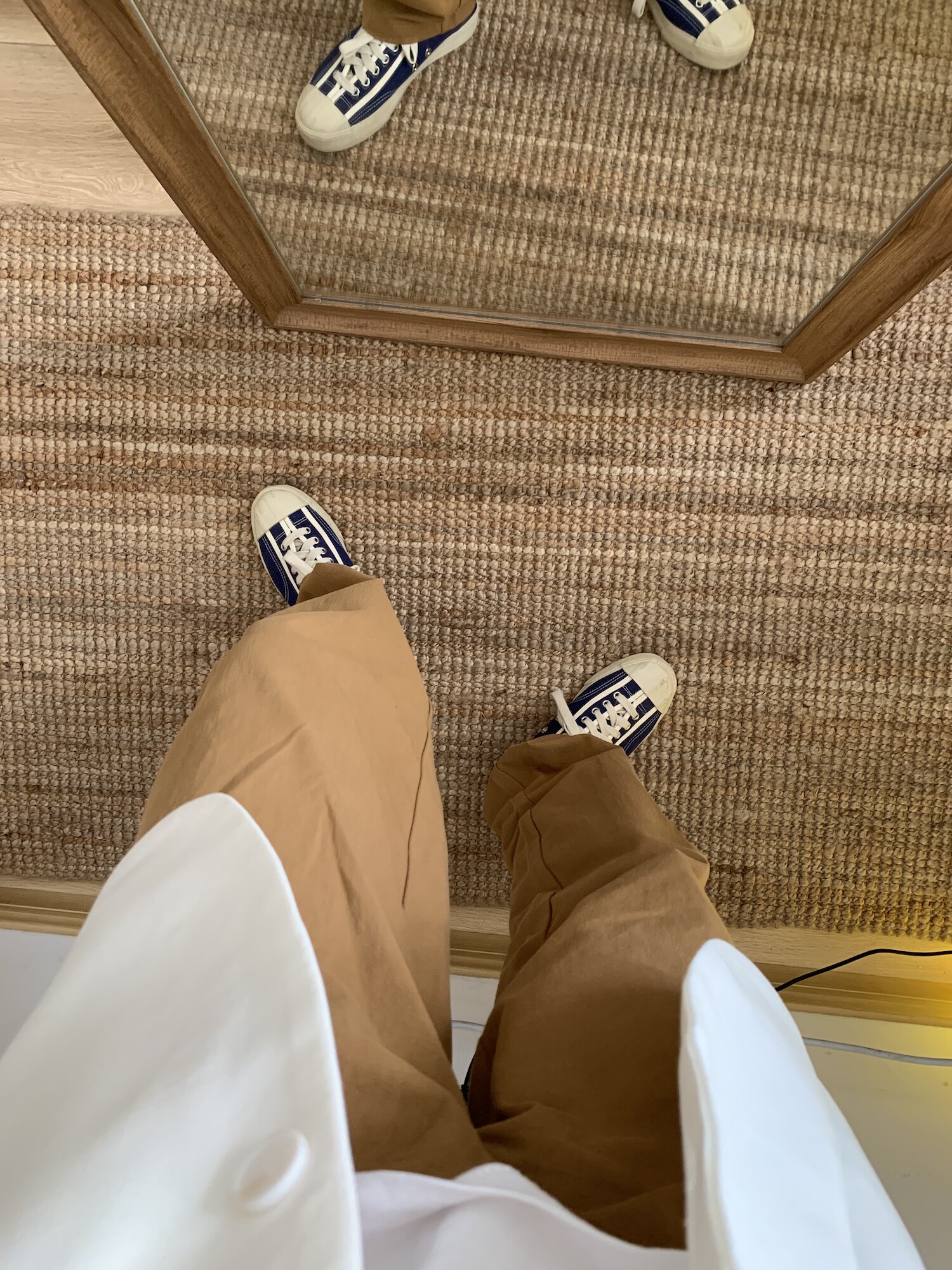 The shop owner recommends a pair of lazy khaki pants with closed eyes that will not be eliminated