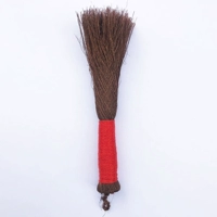 Щетка красной веревки