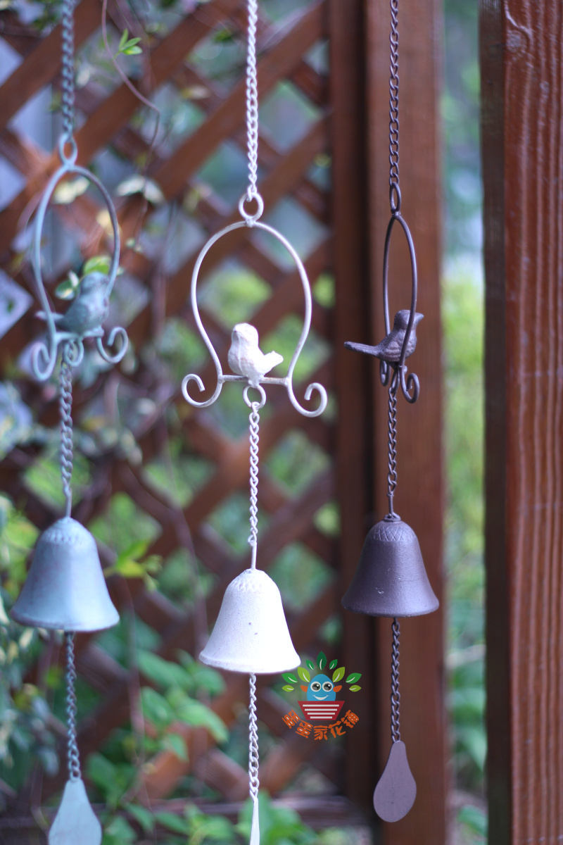 Multi-colored bird wind chimes made of old Wrought iron cast iron pendant European Style Retro hanging hanging bells Balcony Garden decoration