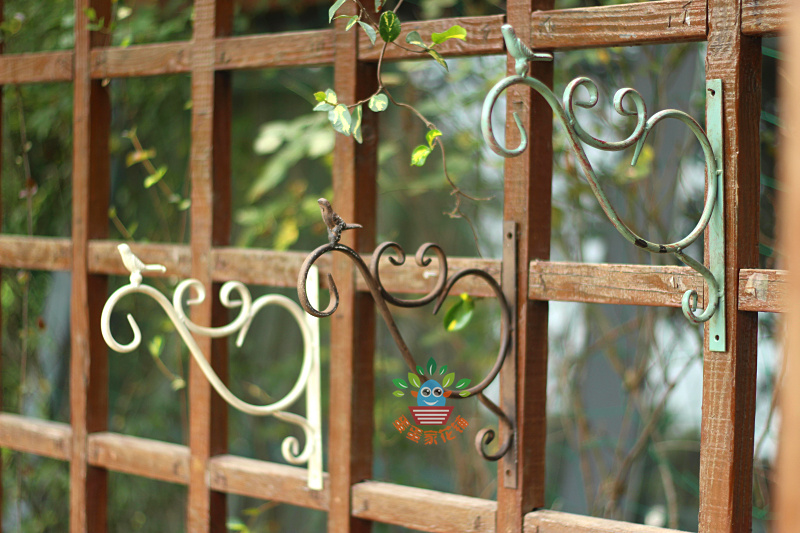 Wrought iron bird wall hanging hook hanging hanging basket basin hook European retro old garden courtyard installation