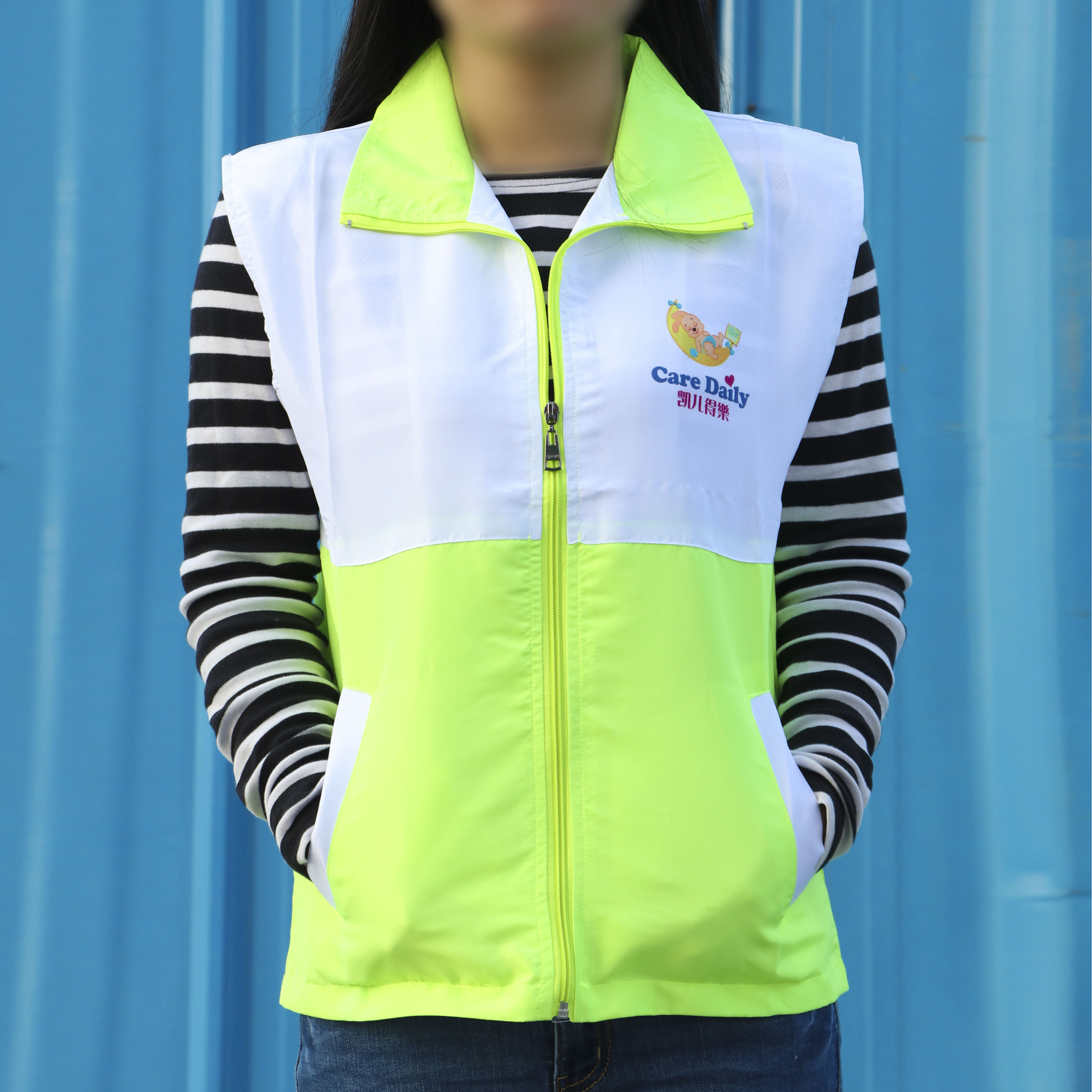 жилетку песню. джинсовая куртка безрукавка мужская. жилет moncler puffer. жилет пэчворк. жилетку песню.