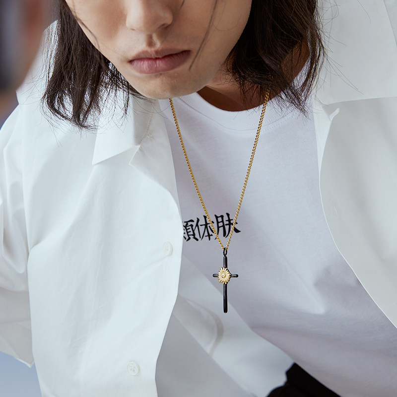 ROADLATIVE Original design State Tide Accessories Titanium Steel Black Gold Chrysanthemum Cross Pendant Lovers Necklace