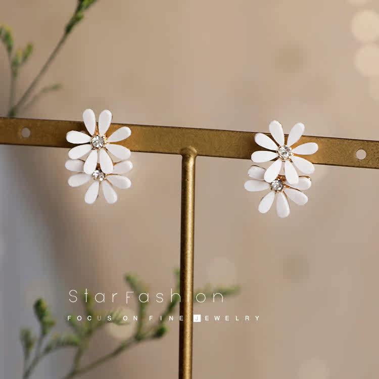 Super Immortal Daisy Ear Pin 2020 New Korean Internet Red Temperament Earrings Women's Simple Small Earring Jewelry