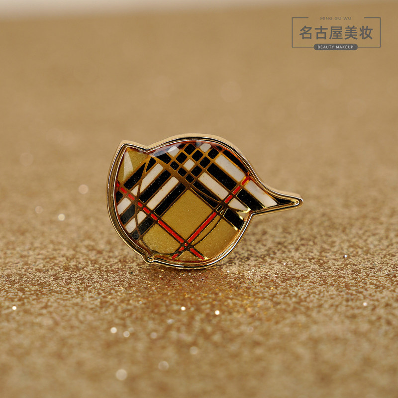 Burberry Beauty Counter Offers Free Badges, Brooches, Clothing Accessories, and Bags from the Burberry Beauty Counter