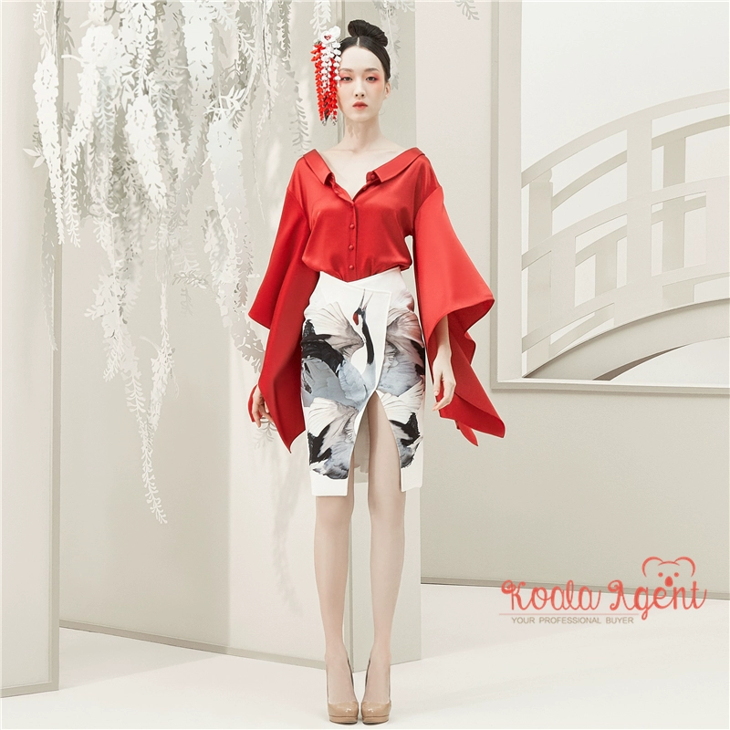 Được ủy quyền chính thức của thương hiệu nhà thiết kế Thái Lan Váy khoét hông cao Poem với chân váy xẻ tà in hình chim hạc - Váy