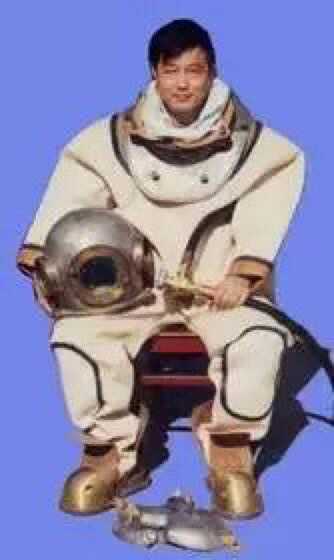 Diving safety helmet Heavy submersible suit Three-bolt gas supply tube pressed lead heavy diving safety helmet Clothing Diving Suit