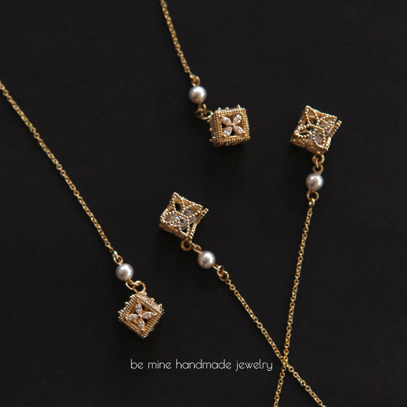 Mix Lao BE MINE hand for gorgeous retro 14K bag gold water drill four-leaf straw magic square ear clip
