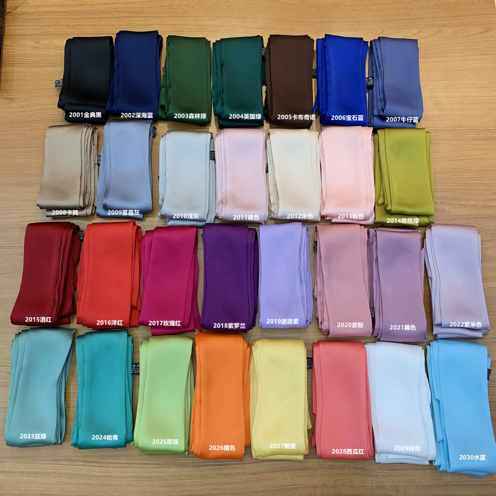 光沢のある無地の二重構造の超ロングリボンスカーフ。バッグの結び方、プロ仕様のネッカチーフに最適。200×5cm