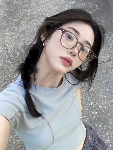 Ретро коричневый маленький круглый каркас зеркал зеркала, женская женская высокий уровень высокого уровня на высоком уровне, нишевая нишевая ниша.