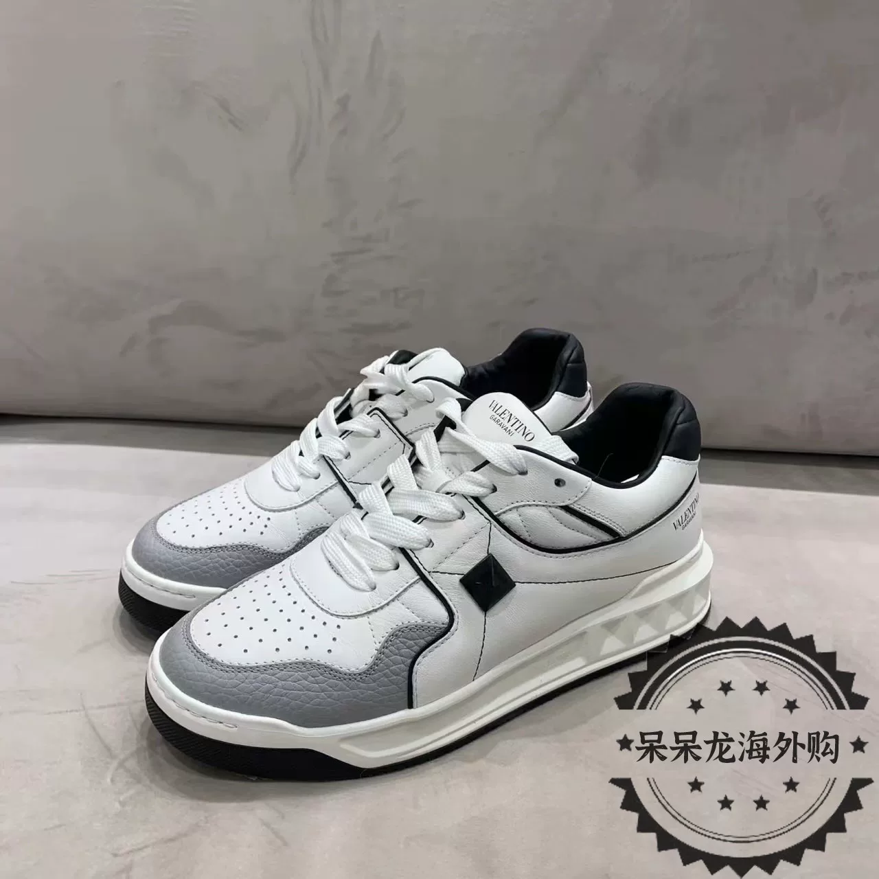 Кроссовки на шнуровке белые с боковым стальным заклепками Valentino/, повседневные кроссовки для мужчин и женщин