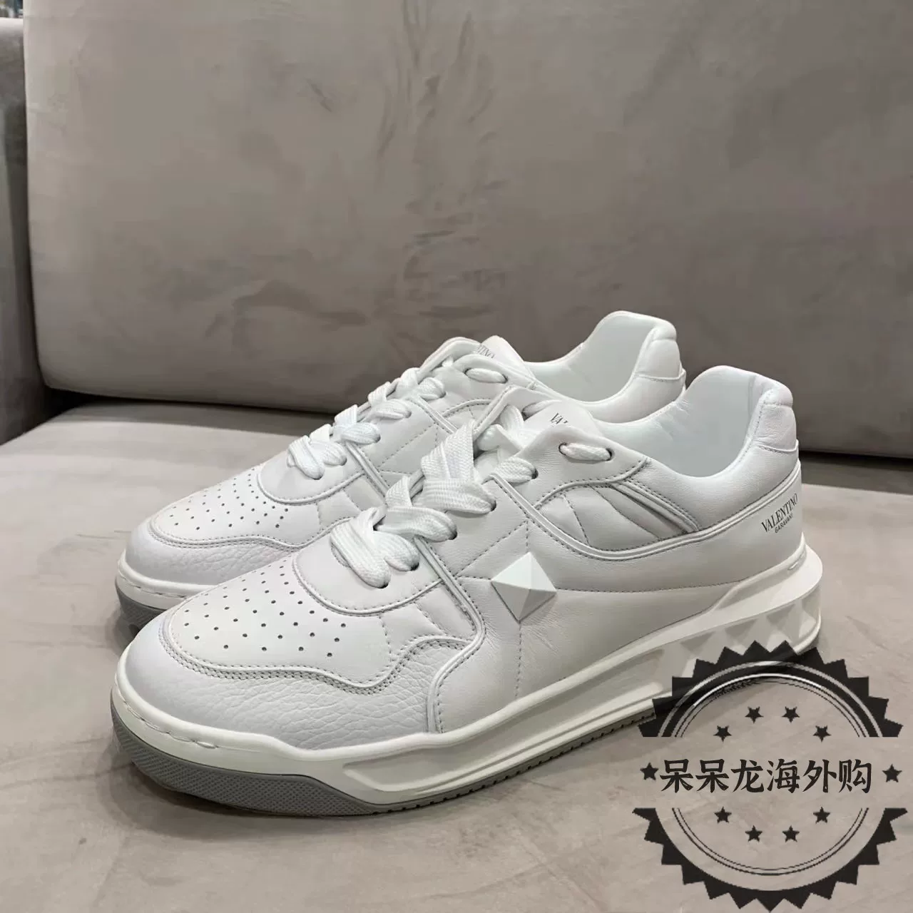 Кроссовки на шнуровке белые с боковым стальным заклепками Valentino/, повседневные кроссовки для мужчин и женщин