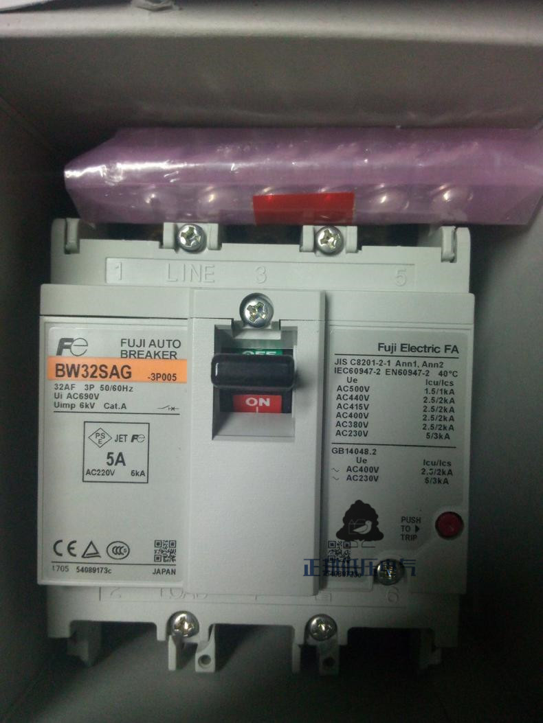 Imported Japan Fuji plastic shell circuit breaker air switch BW32SAG 2P 3P 5 10 15A 20A 32A