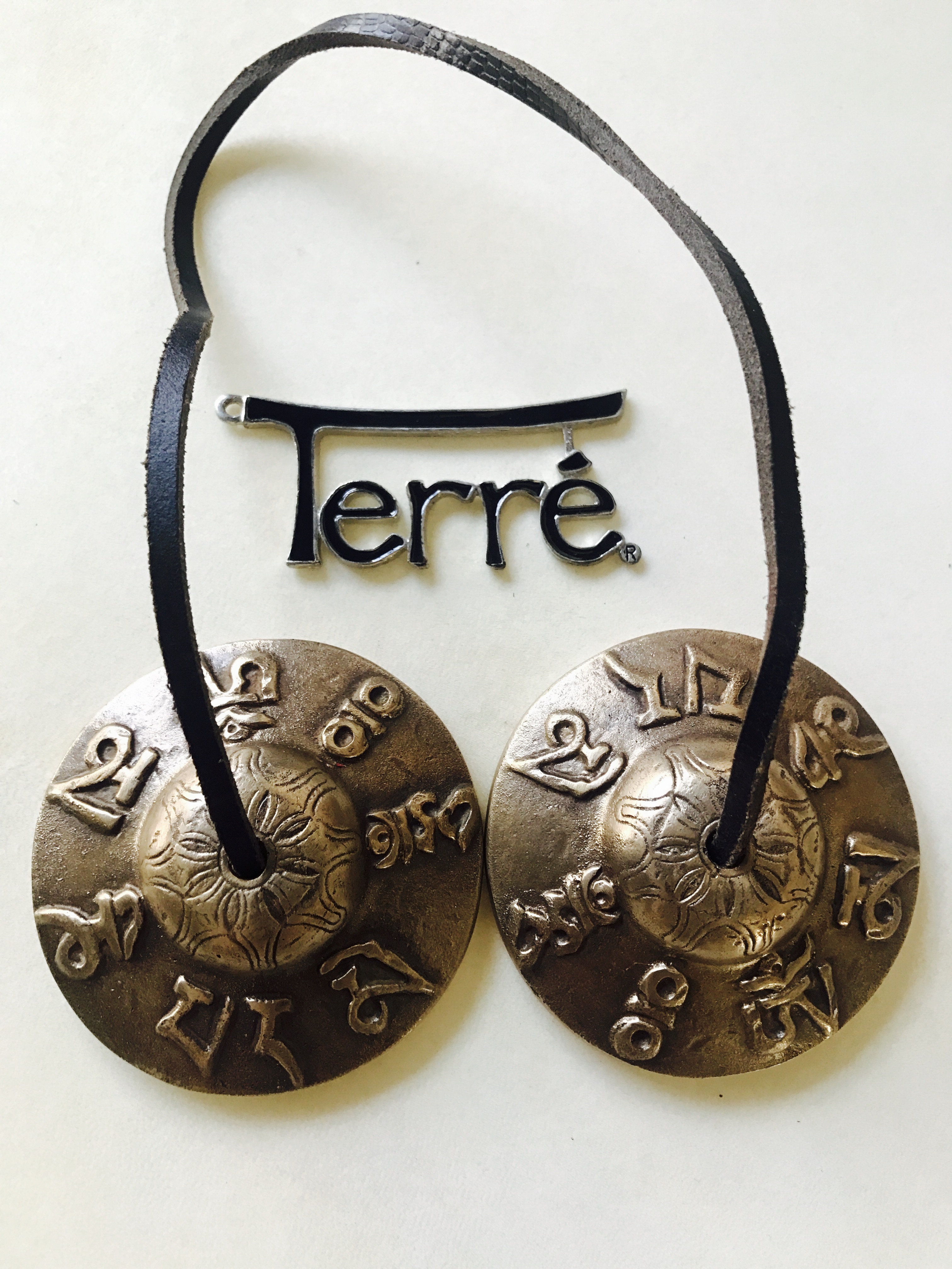 Derry Terre India touches the bell of Dian Cymbal ringbell ringing handmade bronze fixes