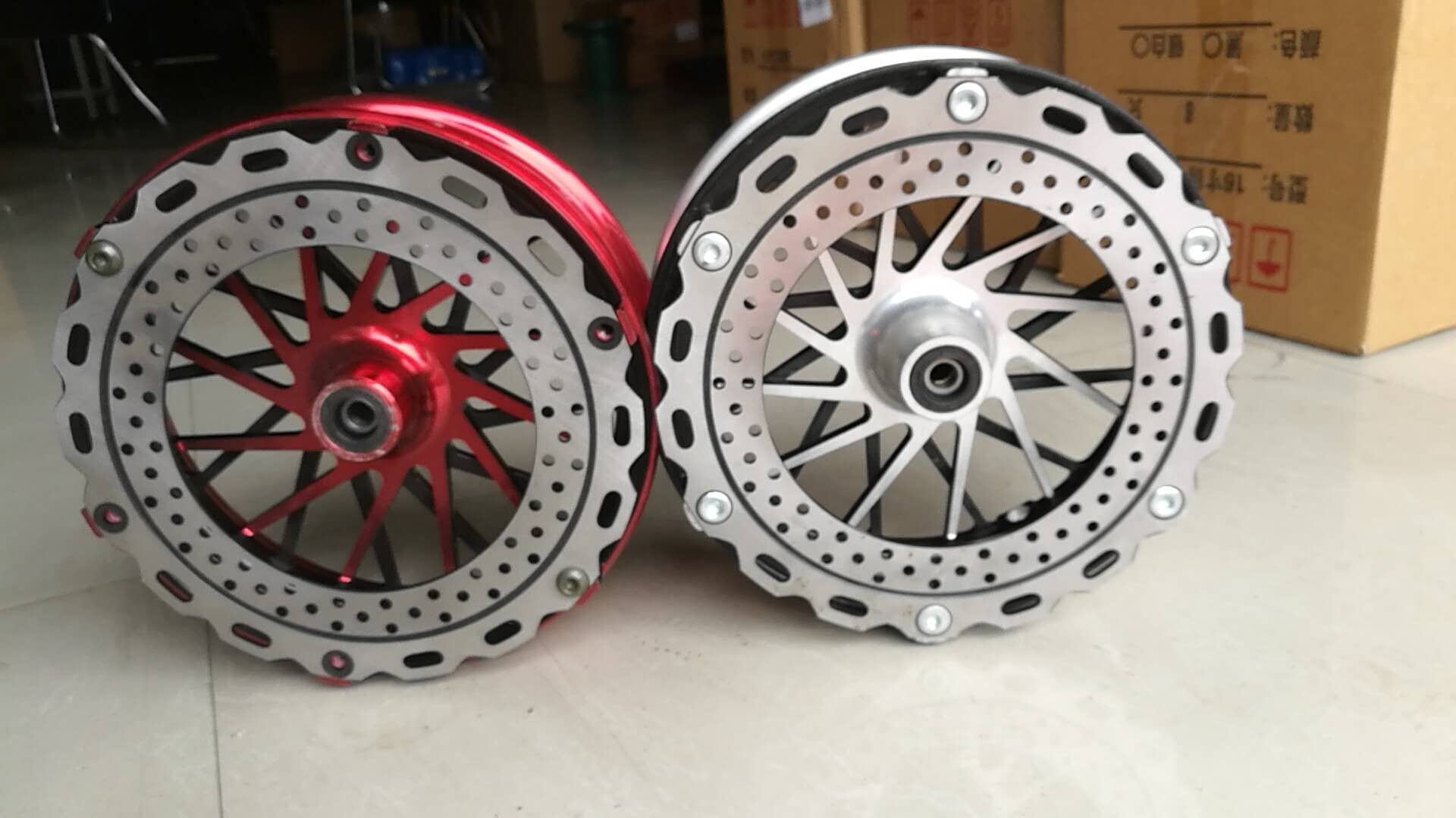Phụ kiện xe điện ba thế hệ chống phanh đĩa 12 inch bên trong đĩa lớn phanh xe máy điện bánh trước bằng nhôm bánh xe vòng thép - Vành xe máy vành nan xe wave