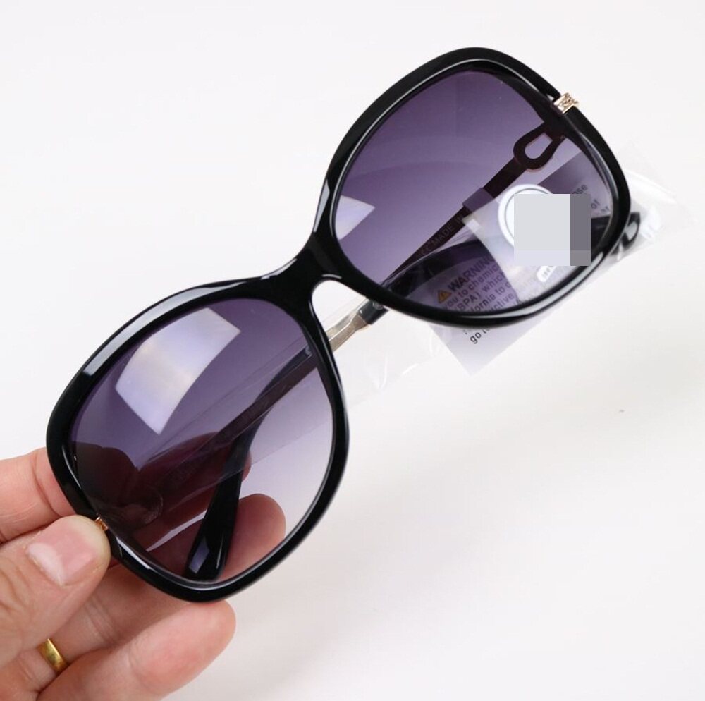 The retro big frame of the sun glasses.