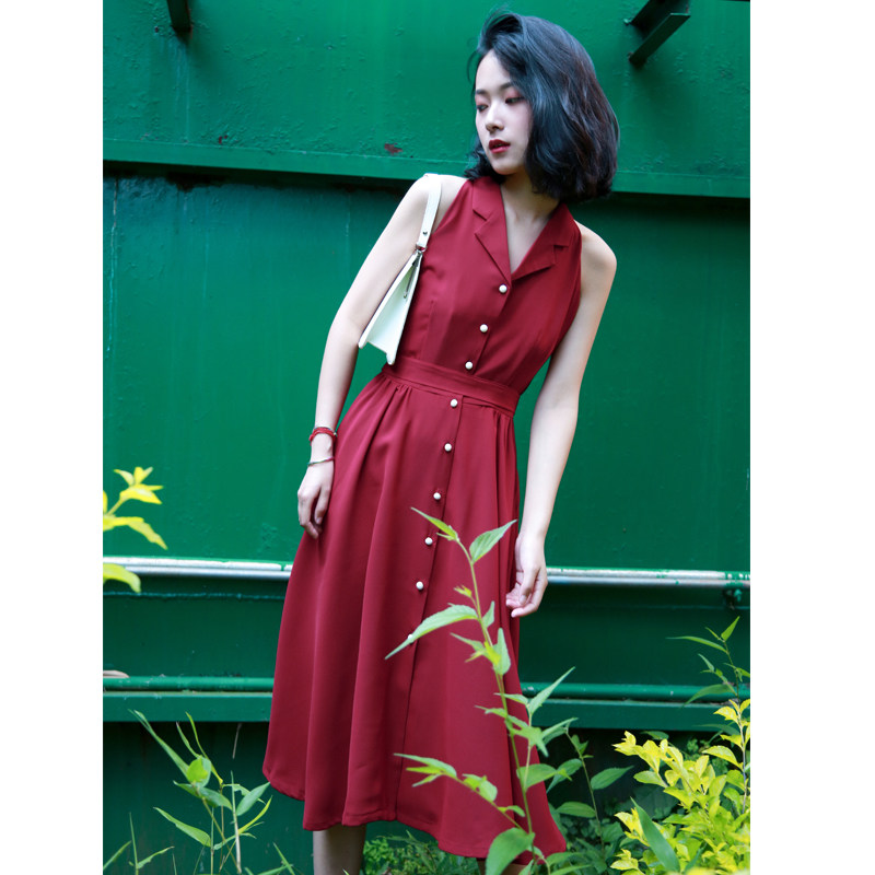 2023新款港风复古酒红色挂脖连衣裙礼服收腰温柔裙子赫本风女夏季