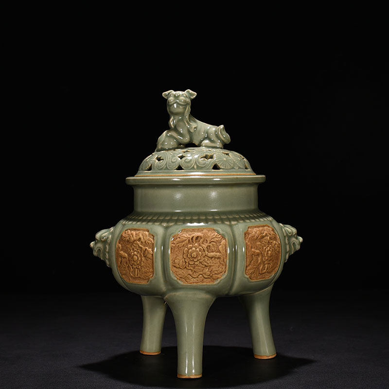 Song Longquan kiln Mei glaze open window flower grain, three-foot hollow furnace