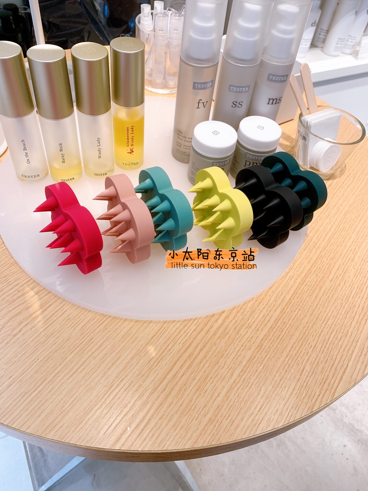 Ministry Now Japan UKA Scalp Clean Massage Comb Wash Head With Comb Black Rose Red Limited Green Powder Yellowish Blue