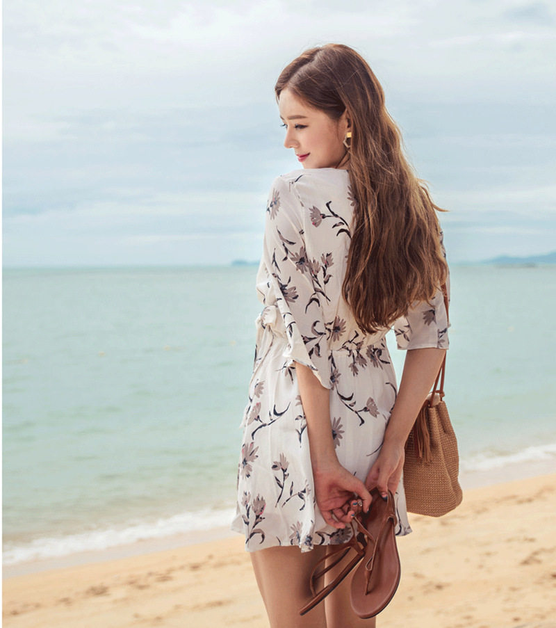 South Korea's new white shorts High waist V collar A character dress with sleeves sunscreen cotton numb and a little fresh and lean ocean dress