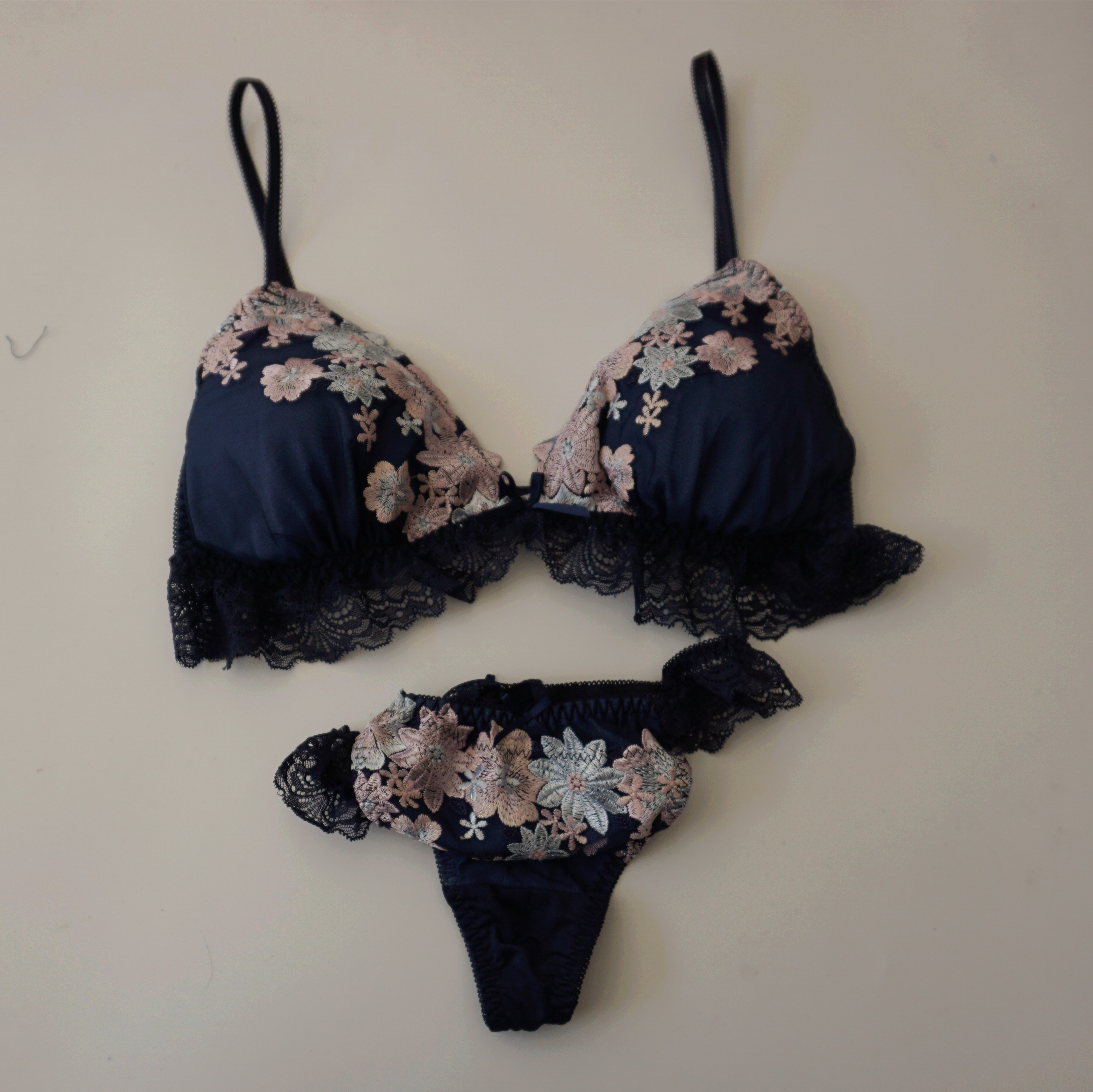 Vùng 3 N3; [R Trang chủ] Lụa thoải mái Không có vòng tròn thép Bra Hoa lớn thêu Triangle Cup Bikini