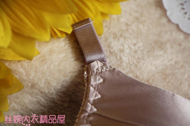 Silky Silk Đồ lót Cao su Màu đỏ Phong cách đơn giản Bộ phim liền mạch Không có vòng thép sang trọng thấm mồ hôi kháng khuẩn áo ngực áo lót thời trang