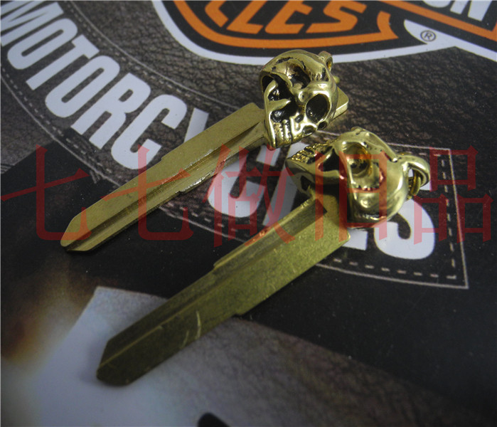 Pure copper skull keychain handmade locomotive pendant locomotive key modified head personality key embryo