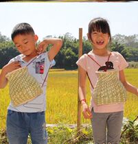 Yunnan childrens small back basket shooting hand-woven bamboo basket stage hand-made rattan small fish basket bamboo weaving bamboo basket