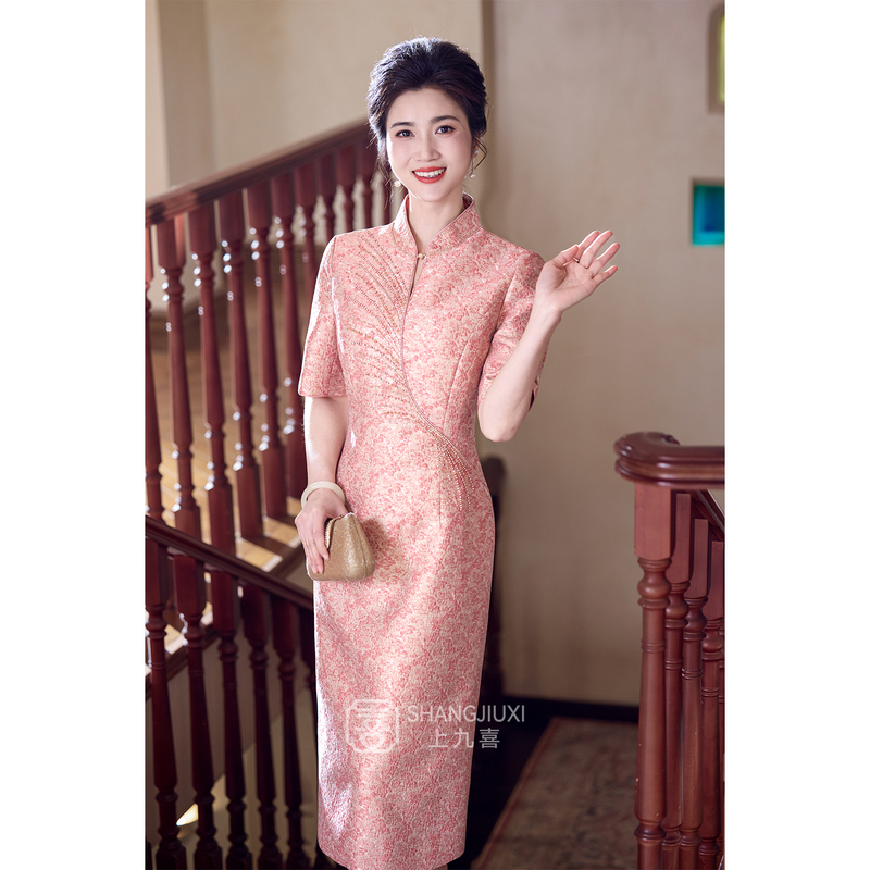 Especially Beautiful Pink Cheongsam with a Cinched Waist, New Chinese Style, Suitable for Everyday Wear, Modified Mother-Of-The-Bride Dress for Petite Women Especially Beautiful Pink Cheongsam with a Cinched Waist, New Chinese Style, Suitable for Everyday Wear, Modified Mother-Of-The-Bride Dress for Petite Women