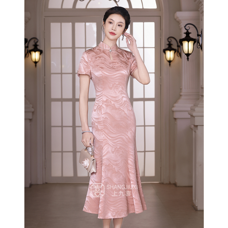 Mother's Wedding Banquet Dress, Pink Fishtail Cheongsam, Stunning New Chinese Style, Long, Slim-Fitting, Waist-Cinching, Suitable for the Mother-In-Law to Wear Casually