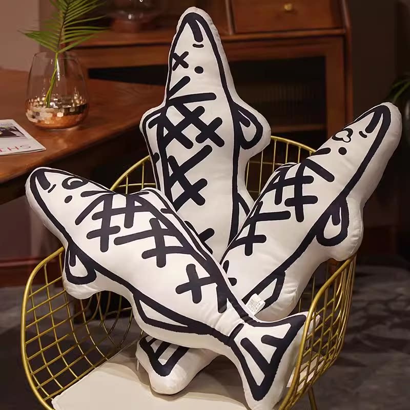 両面プリントのデザインが施された魚をテーマにしたぬいぐるみ。塩漬けの魚の置物、枕、魚のペンダントなどのユニークなギフトも取り揃えています。