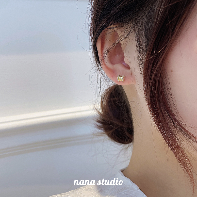 Pure silver small brute waist ear needle female summer sleeping can be worn with small crowddesign 2021 new wave advanced feeling light and luxurious
