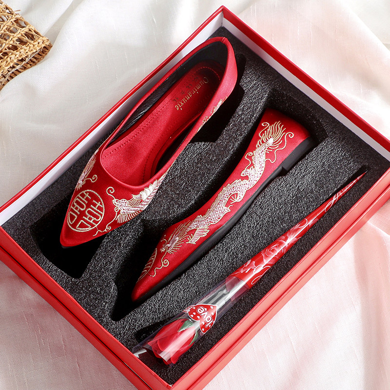 Flat red wedding shoes female Xiuhe Chinese embroidered shoes embroidered satin wedding toast bridal shoes large size 41-43