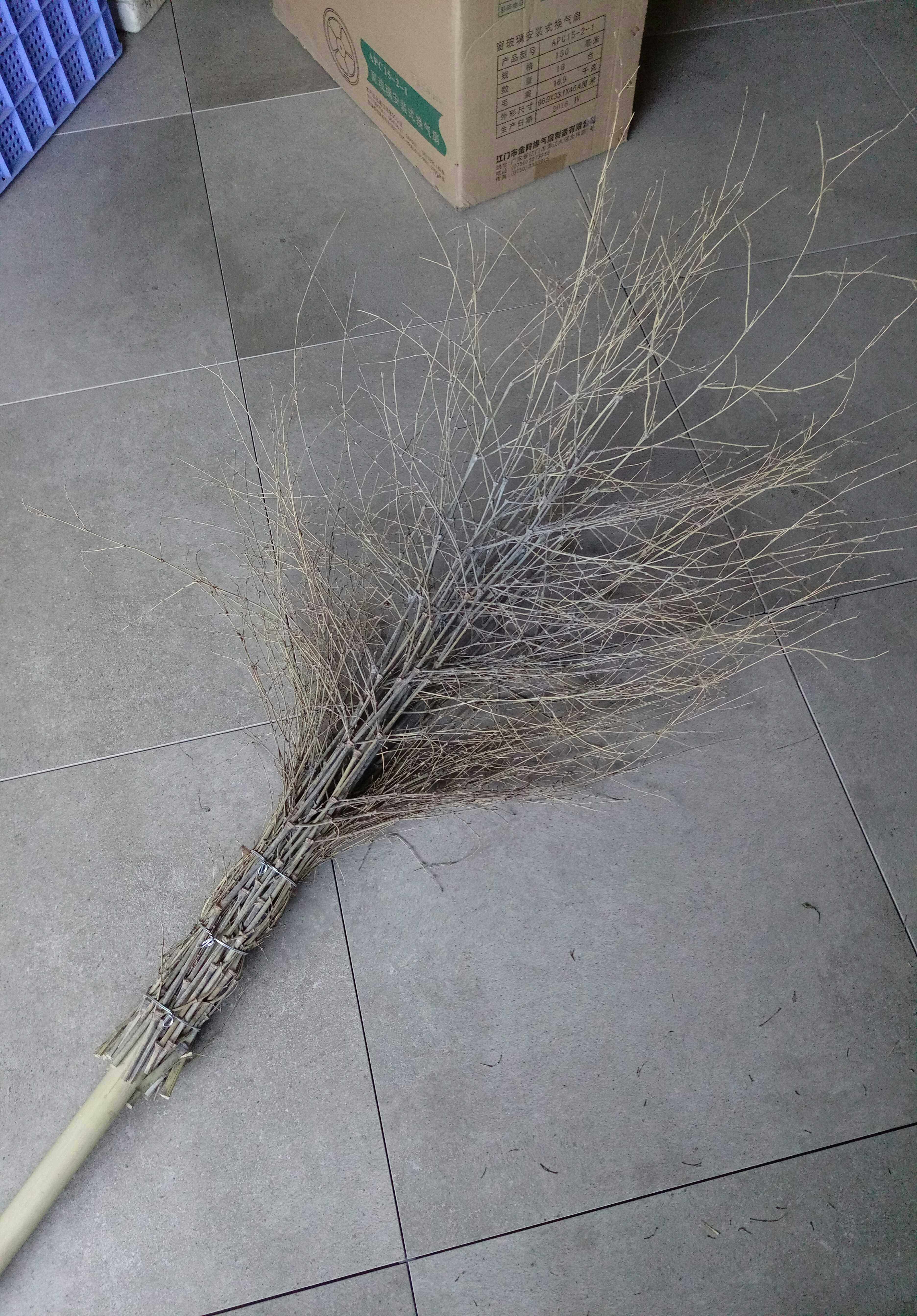 Bamboo Branches Sweep the landscaping sanitation strip The bamboo branches Less leaves Hard broom Large broom Reinforced