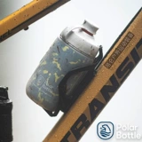 Новая американская полярная бутылка белого медведя, спортивная рука с холодной верховой ездой держит утечку -наряду с дороги.