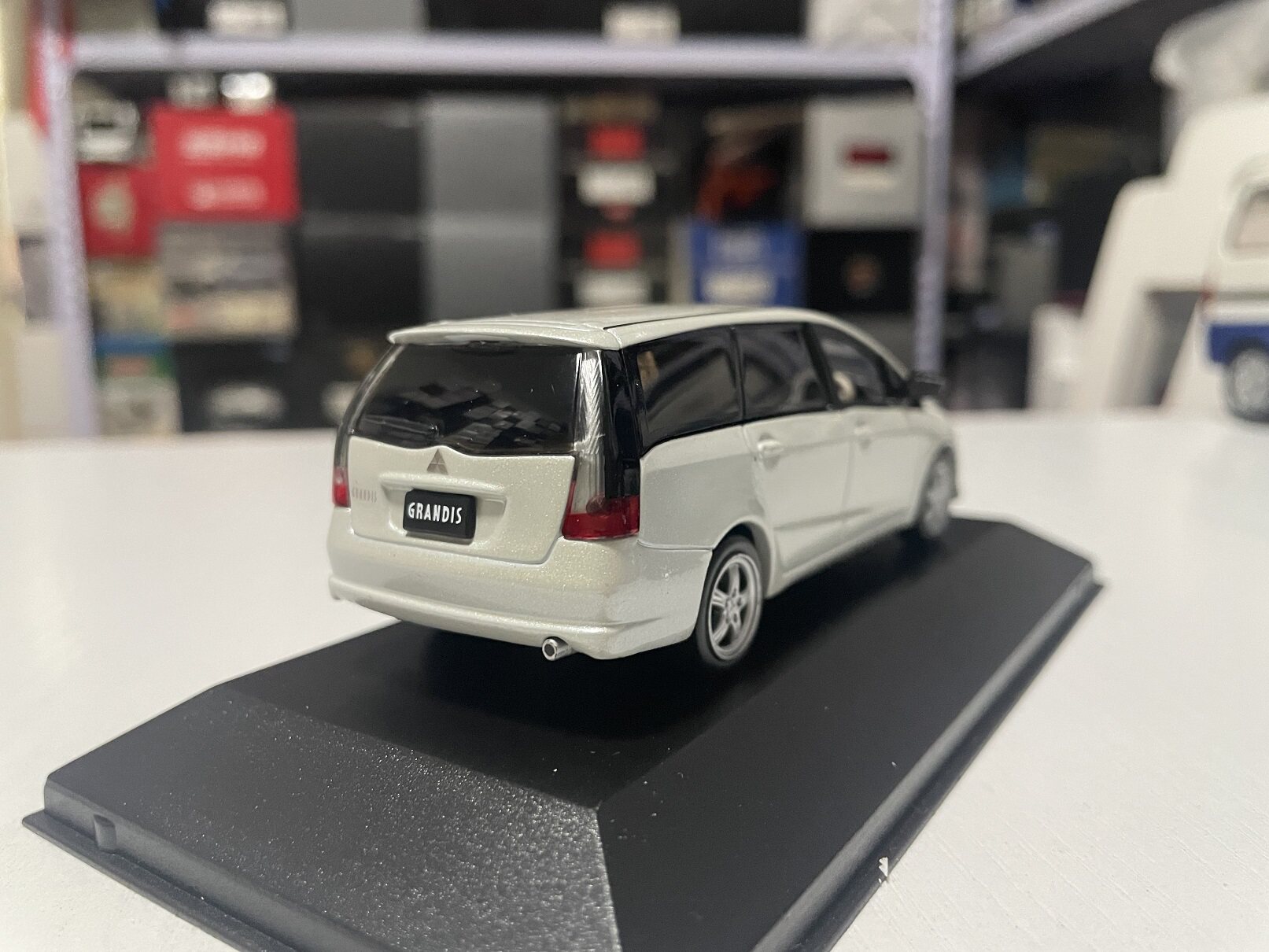 1:43 JC Mitsubishi Grundi GRANDIS 2003 MPV car model white model