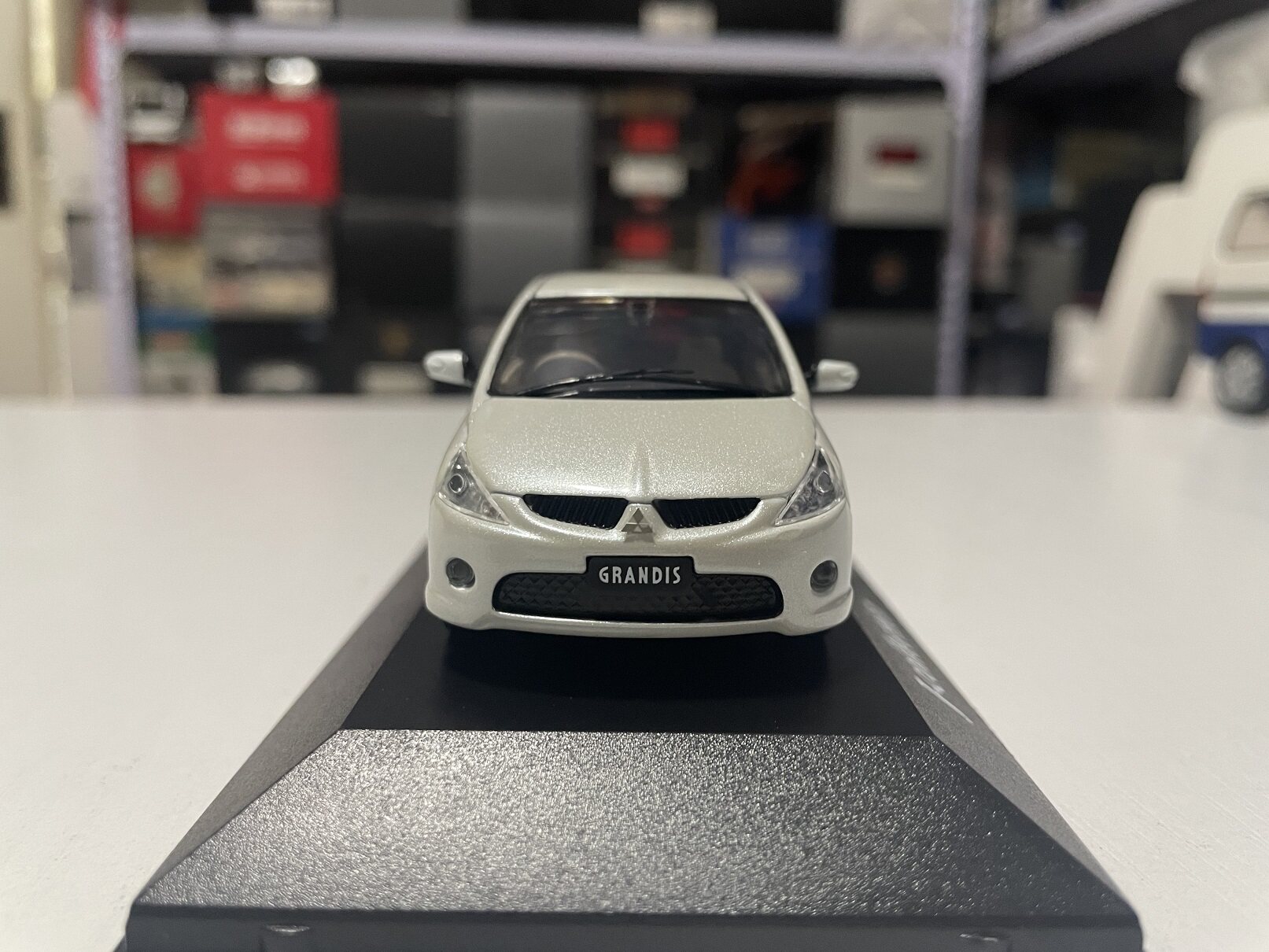 1:43 JC Mitsubishi Grundi GRANDIS 2003 MPV car model white model