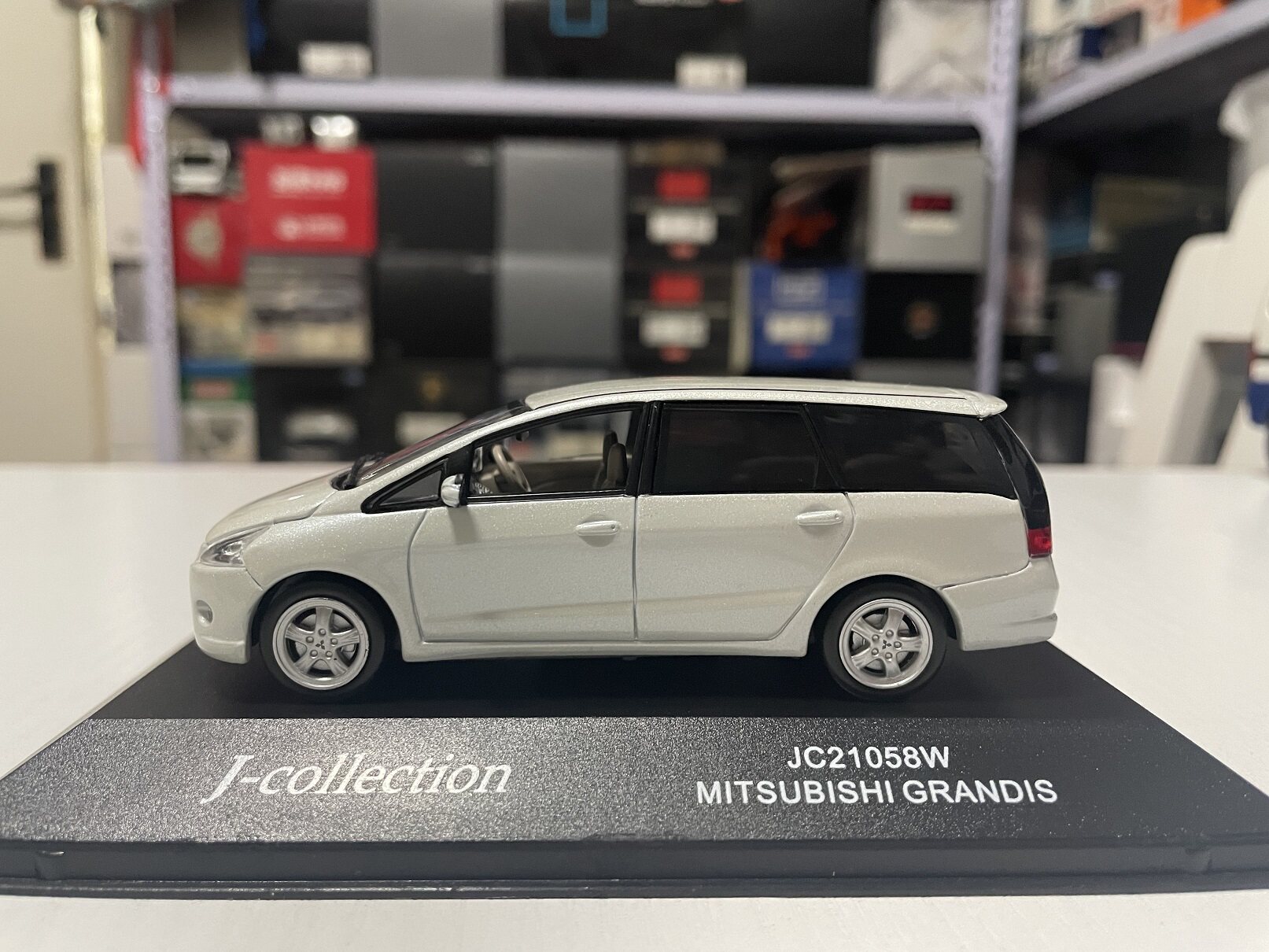 1:43 JC Mitsubishi Grundi GRANDIS 2003 MPV car model white model