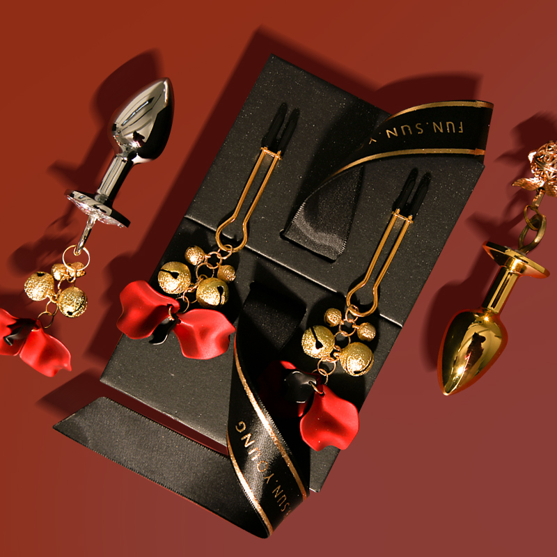 Love marks New Year's fun sm vaginal breast clip double peaks flirting men and women with cute bell nipples to stimulate the back court anal plug