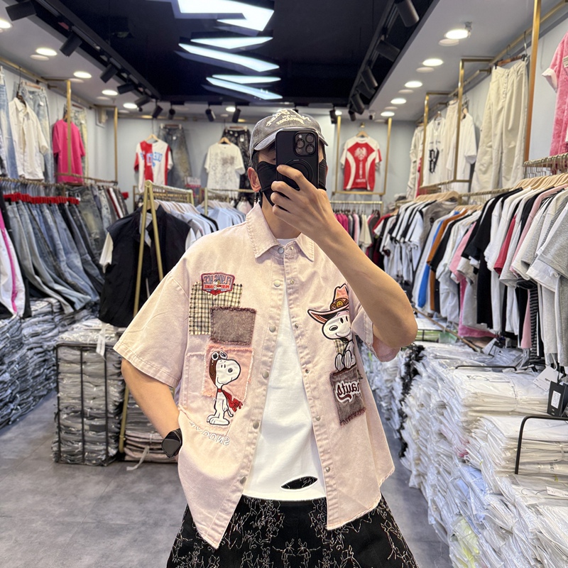 American Cartoon Patch Embroidered Snoopy Short-Sleeved Shirt for Men, New Summer Style, Loose-Fitting Couple Casual Shirt Jacket American Cartoon Patch Embroidered Snoopy Short-Sleeved Shirt for Men, New Summer Style, Loose-Fitting Couple Casual Shirt Jacket