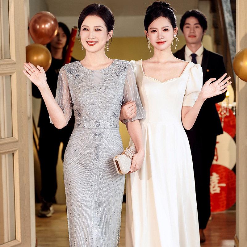 女儿订婚礼年轻喜妈妈婚宴晚礼服2025新款高级感轻奢喜婆婆婚宴装