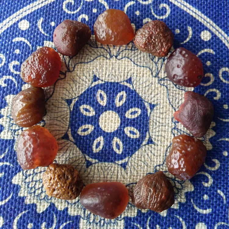 Selected Arasian blood red band through the manau Montenegro Montenegro Manau string of eye raw stone tooth old skin